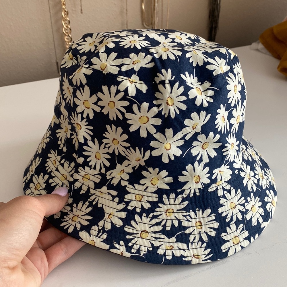 Daisy bucket hat